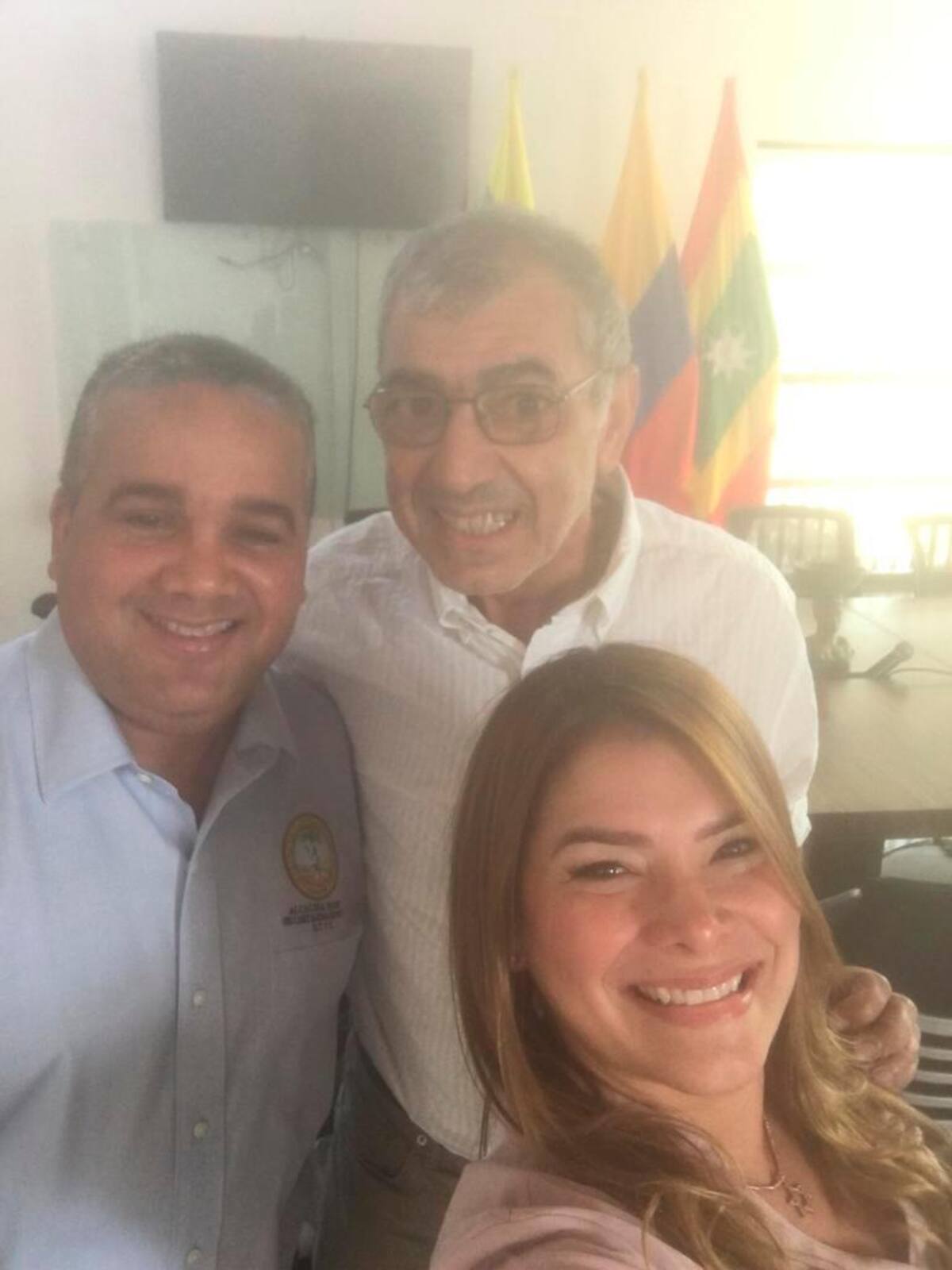 Esta fue la selfie que se tomó la primera dama, Eliana Bustillo, con su esposo Pedrito Pereira y el alcalde electo. La tomó con el celular de Dau.