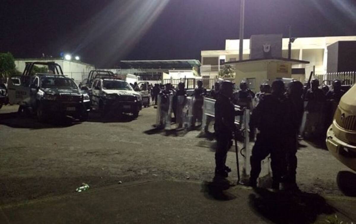 La trifulca, que duró más de ocho horas, inició cuando fuerzas policíacas estatales y municipales ingresaron a la cárcel para sacar a cuatro reos de alta peligrosidad quienes mantenían el control y desde ahí seguían delinquiendo. EFE.