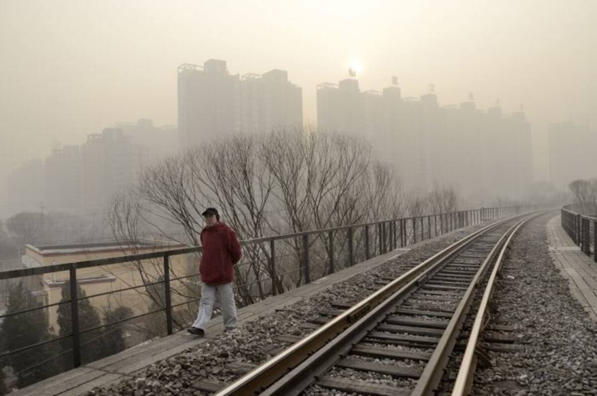 Durante el fin de semana, una espesa niebla con un aire muy cargado de partículas finas envolvió el norte y este de China. AFP WANG ZHAO