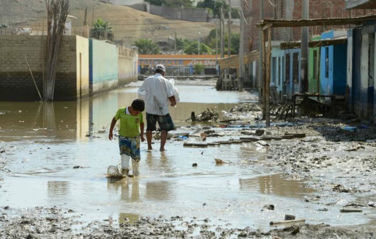 El calentamiento de las aguas del océano Pacífico en el norte y centro de Perú ha dado lugar a "El Niño costero", que provoca alta evaporación y fuertes lluvias. AFP