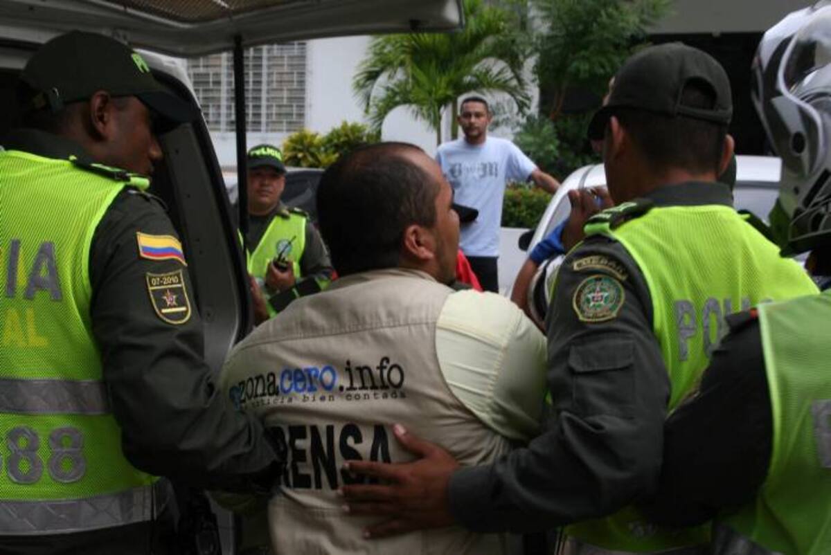 Ronald Avellaneda, periodista de Zonacero.info, fue aprehendido por los patrulleros y llevado a la URI de la Fiscalía en Barranquilla. HUMBERTO HERRERA