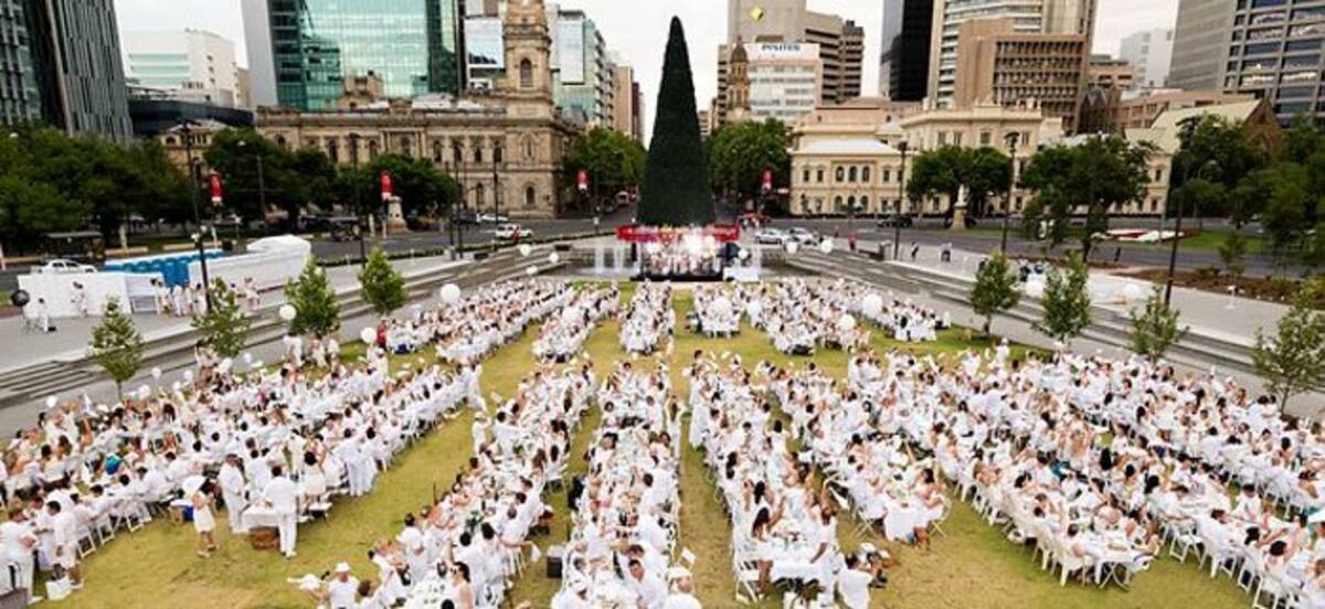 Los invitados deben asistir vestidos, de pies a cabeza de blanco, y desconocerán el lugar donde se realizará el evento. cortesia
