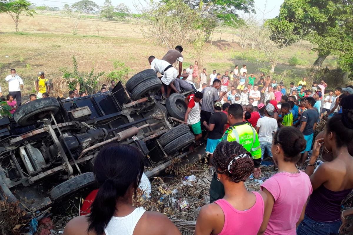 Se vuelca camión cargado de pescado en Sincerín