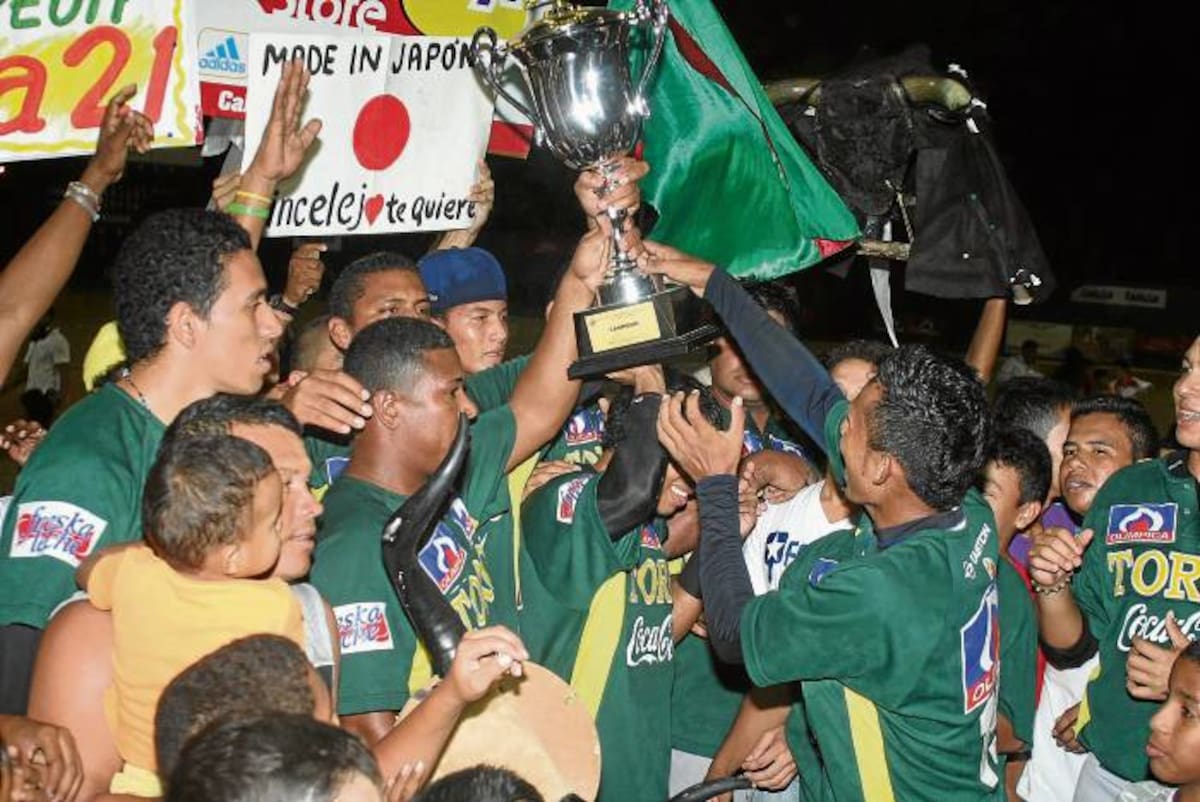 El equipo Toros de Sincelejo celebró airadamente la obtención del trapo campeoníl con sus aficionados.