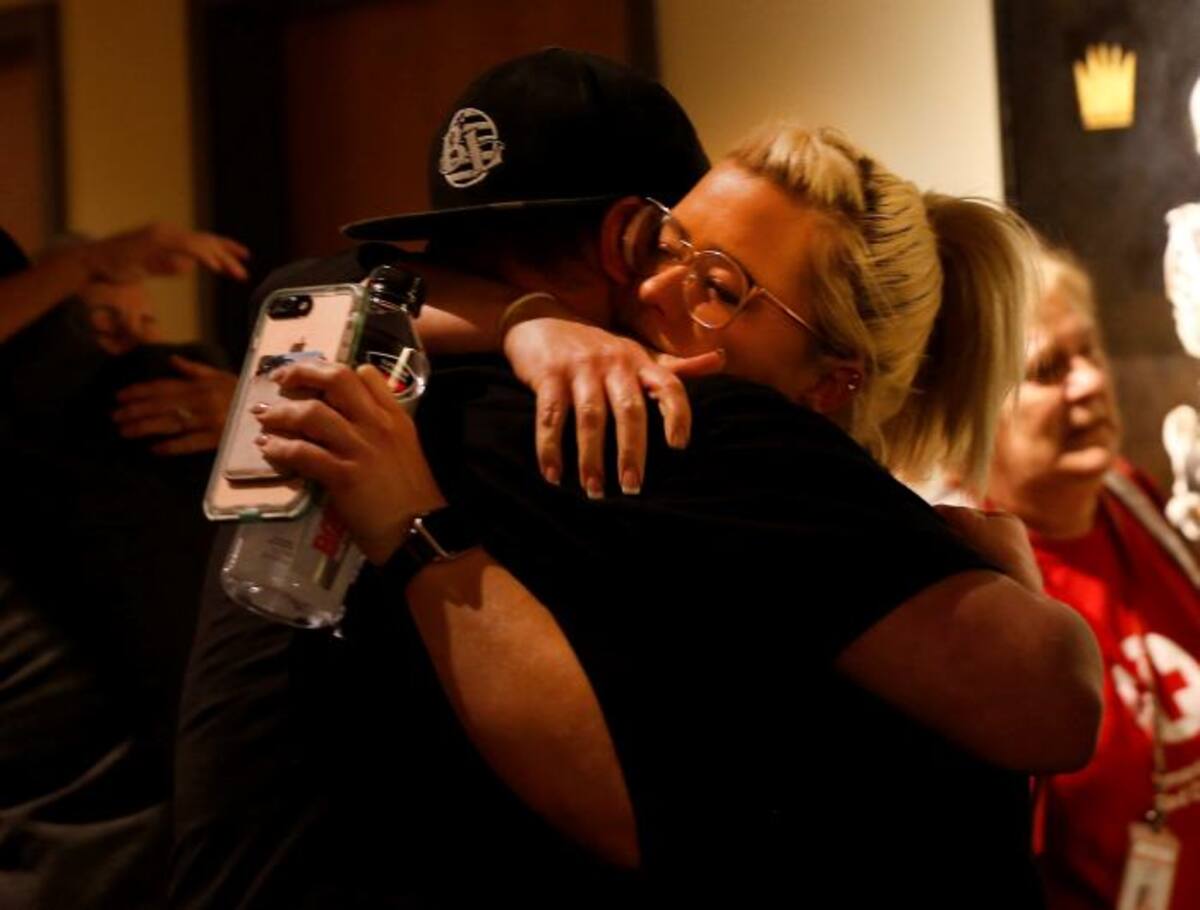 Amigos se abrazan entre sí durante una vigilia en Thousand Oaks Civics Plaza, en memoria de las víctimas de un tiroteo masivo, en Thousand Oaks, California (EE. UU.). Un ayudante del alguacil, el sargento Ron Helus, y 11 clientes de un bar, fueron asesinados por un hombre identificado como Ian David Long, de 28 años, quien murió de una herida de bala autoinfligida en la escena. EFE ADAM DAVIS