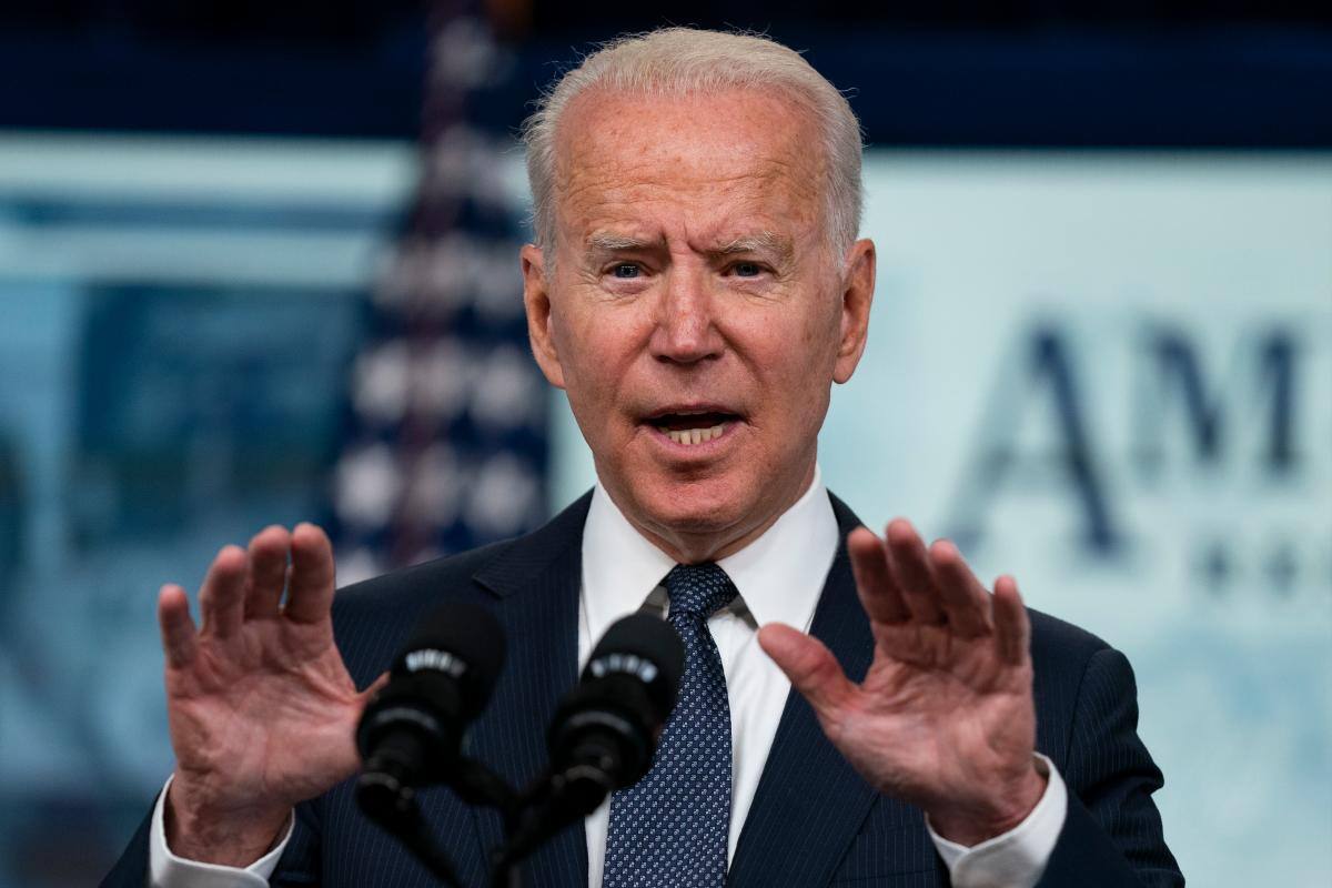 Conflicto en Afganistán: Biden aumenta despliegue militar y advierte a los talibanes