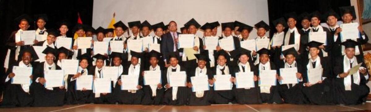 Grupo de técnicos electricistas graduados por el CIEI en Cartagena, acompañados de su director y profesor Carlos Marrugo Villalobos en el centro de la foto.