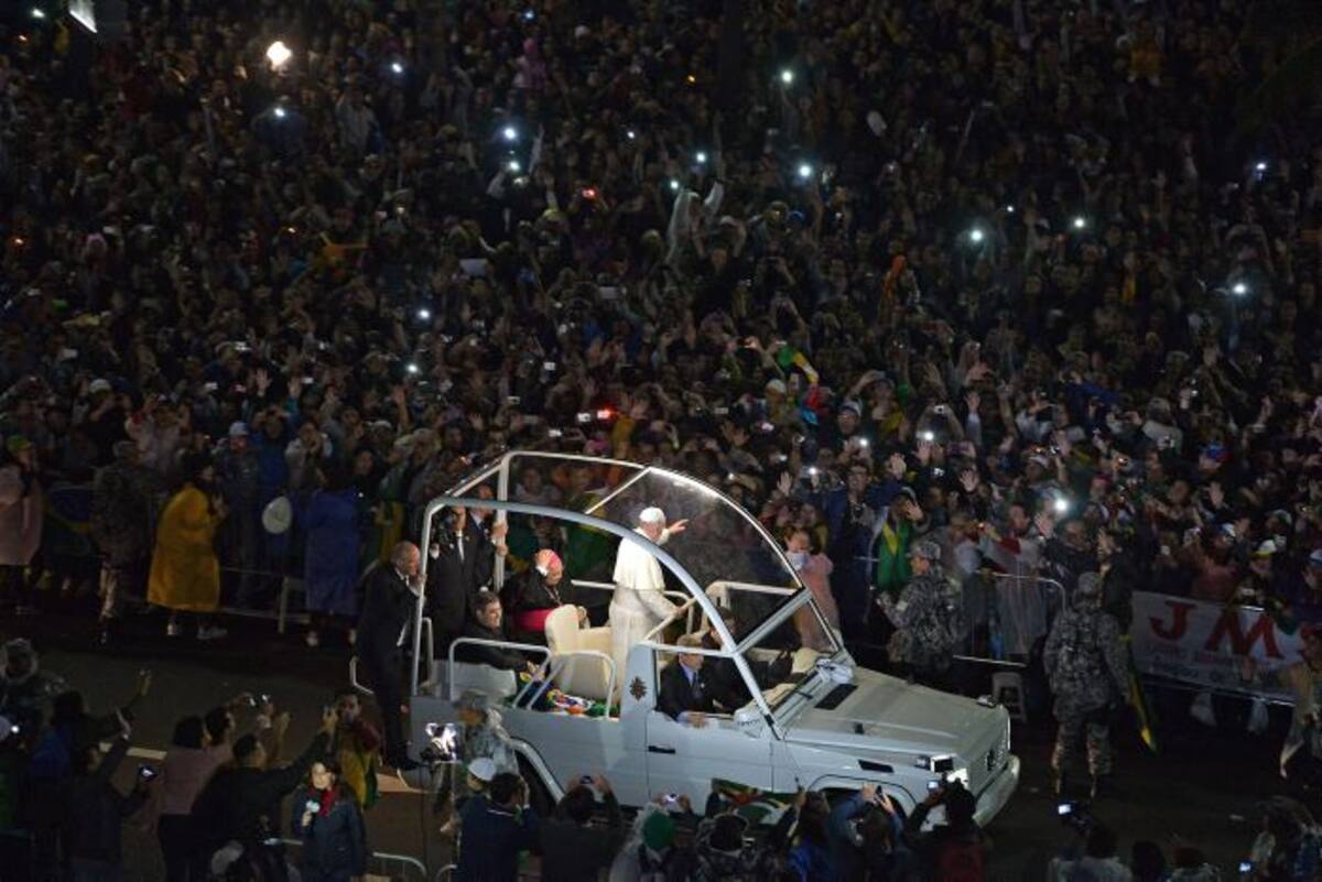 Papa Francisco compartió con los jóvenes en Copa Cabana, Río de Janeiro. AFP