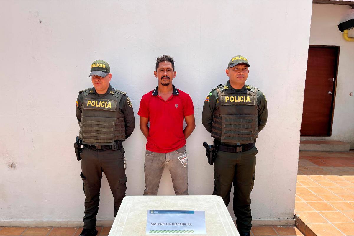 Golpeó con palo y machete a mujer frente a sus 4 hijos: va a la cárcel