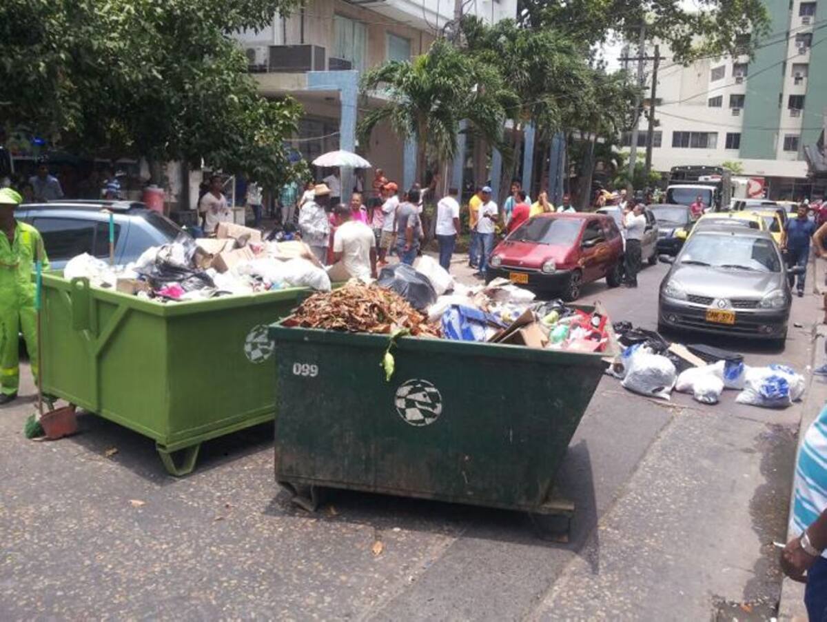 Los trabajadores ubicaron las cajas estacionarias de basura en medio de la carretera impidiendo que los vehículos circularan por esta vía. KAILLINE GIRALDO -EL UNIVERSAL