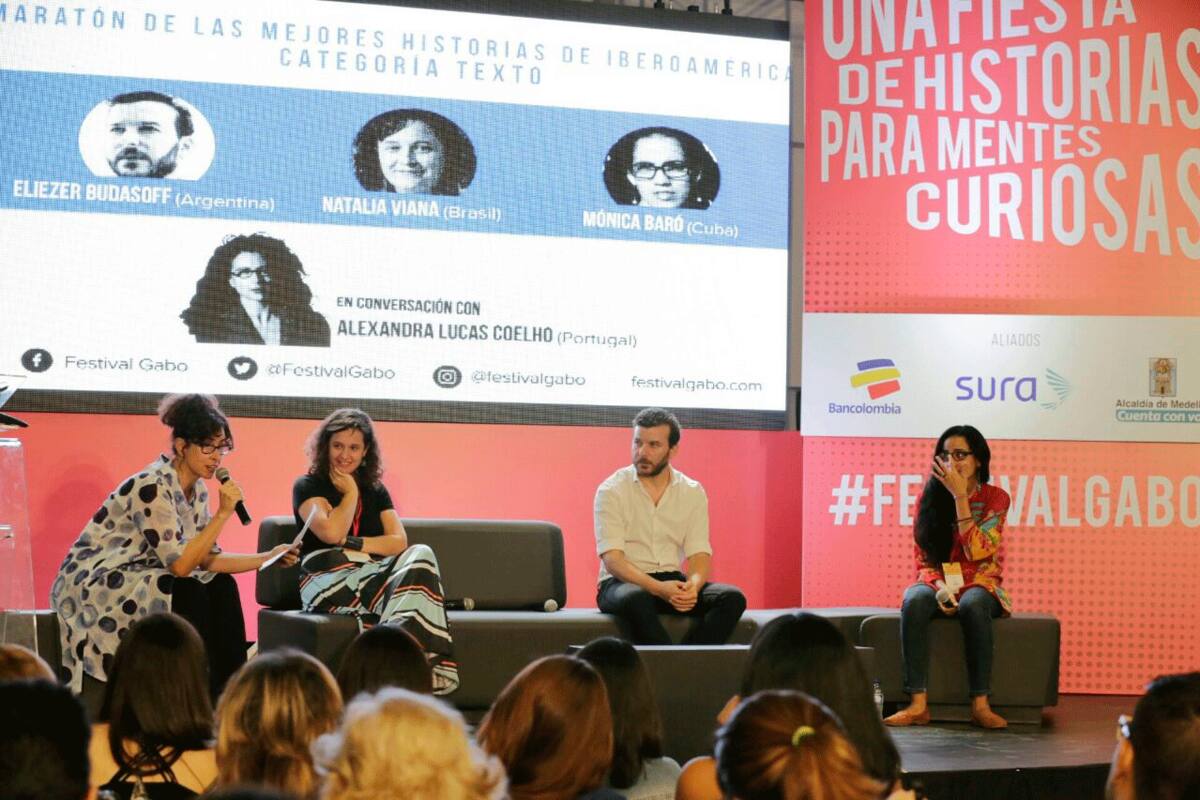 Mónica Baró (derecha) durante su charla junto a los otros dos finalistas de su categoría. Tomado de premioggm.org
