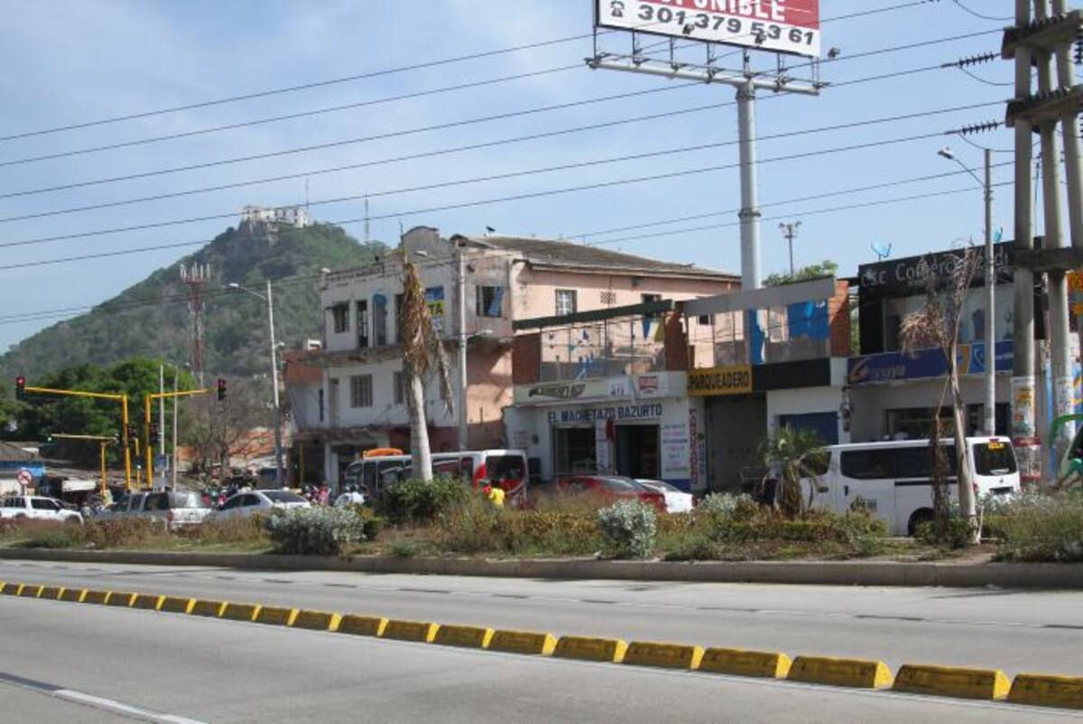 En una vergüenza se ha convertido la que fue la zona verde en inmediaciones de Bazurto. OSCAR DÍAZ ACOSTA