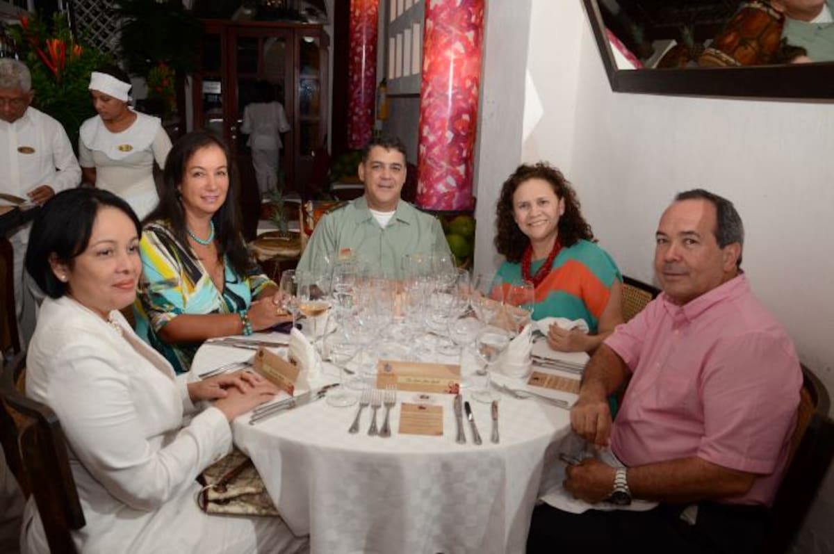 Aparecen en la gráfica, Cecilia Morales, secretaria de Educación Distrital; María Teresa de Restrepo, general Ricardo Alberto Restrepo, comandante Regional de la Policía No 8; Gabi Arenas y el alcalde designado, Carlos Otero Gerdts. CORTESÍA