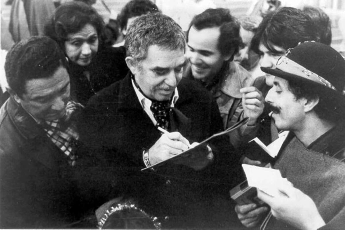 Gabriel García Márquez, firmando autógrafos.