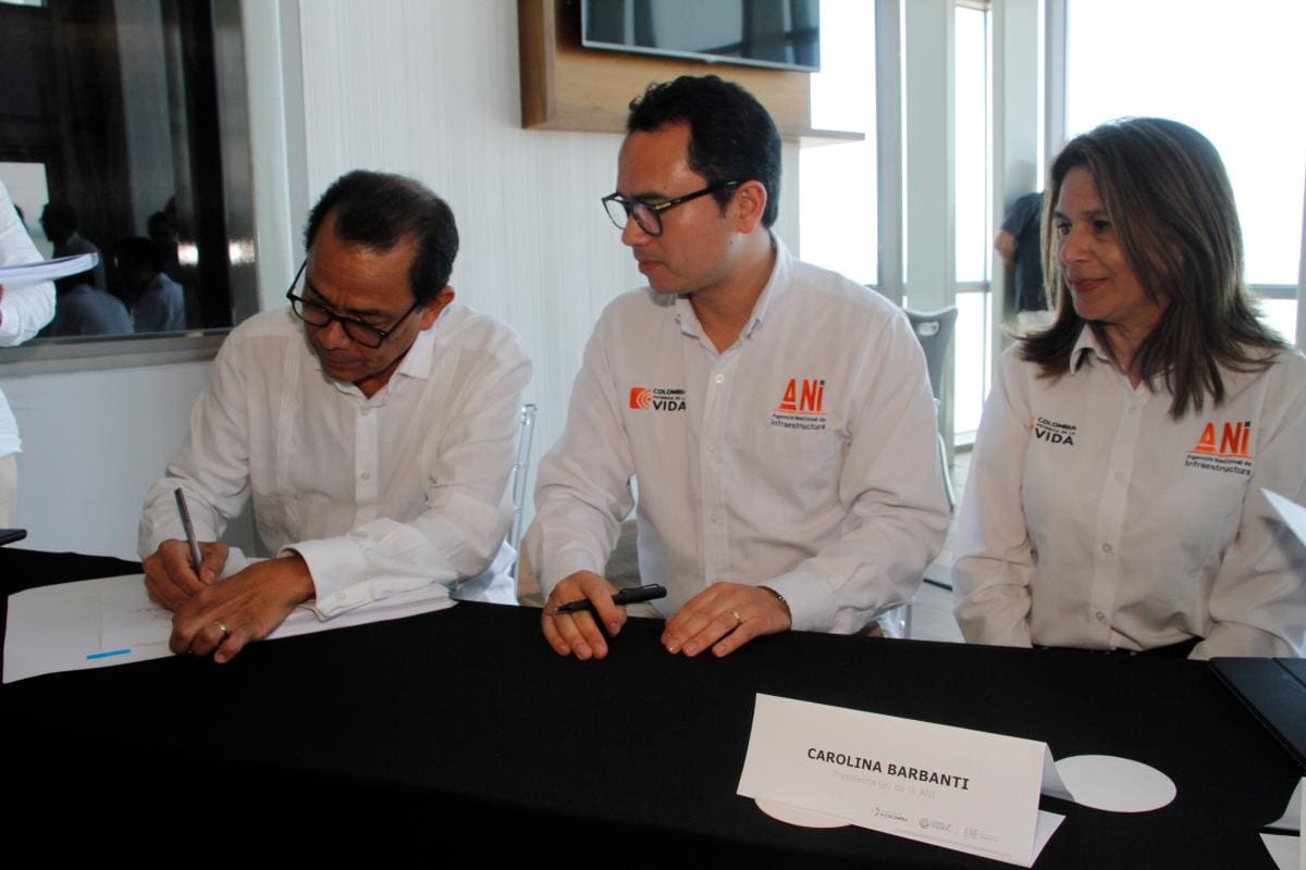 Durante la firma del contrato de ampliación del Aeropuerto Rafael Núñez aparecen, de izquierda a derecha, Luis Bencardino, representante legal de Oinac, el nuevo operador del terminal aéreo; Jonathan Bernal, vicepresidente de Estructuración de la ANI y la presidenta (e) de la ANI, Carolina Barbanti, en el Hotel InterContinental Cartagena. // ZENIAL VALDELAMAR - EL UNIVERSAL