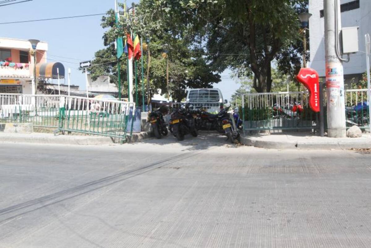 Este callejón ocupado por motos hace parte de una calle que comunica a Olaya Herrera con el barrio 13 de Junio. FOTO JULIO CASTAÑO-EL UNIVERSAL
