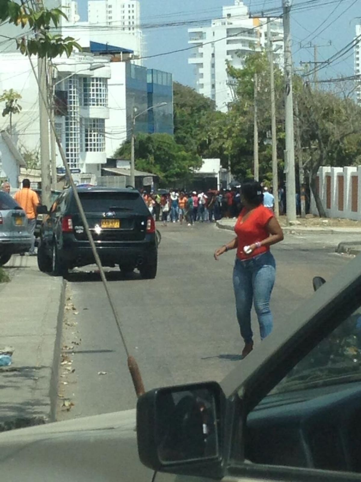 Los contratos de aseo en instituciones educativas en Cartagena finalizaron esta semana y se desconoce el futuro de Chemical respecto a esta adjudicación. Cortesía Tuitero @MiltonMacB