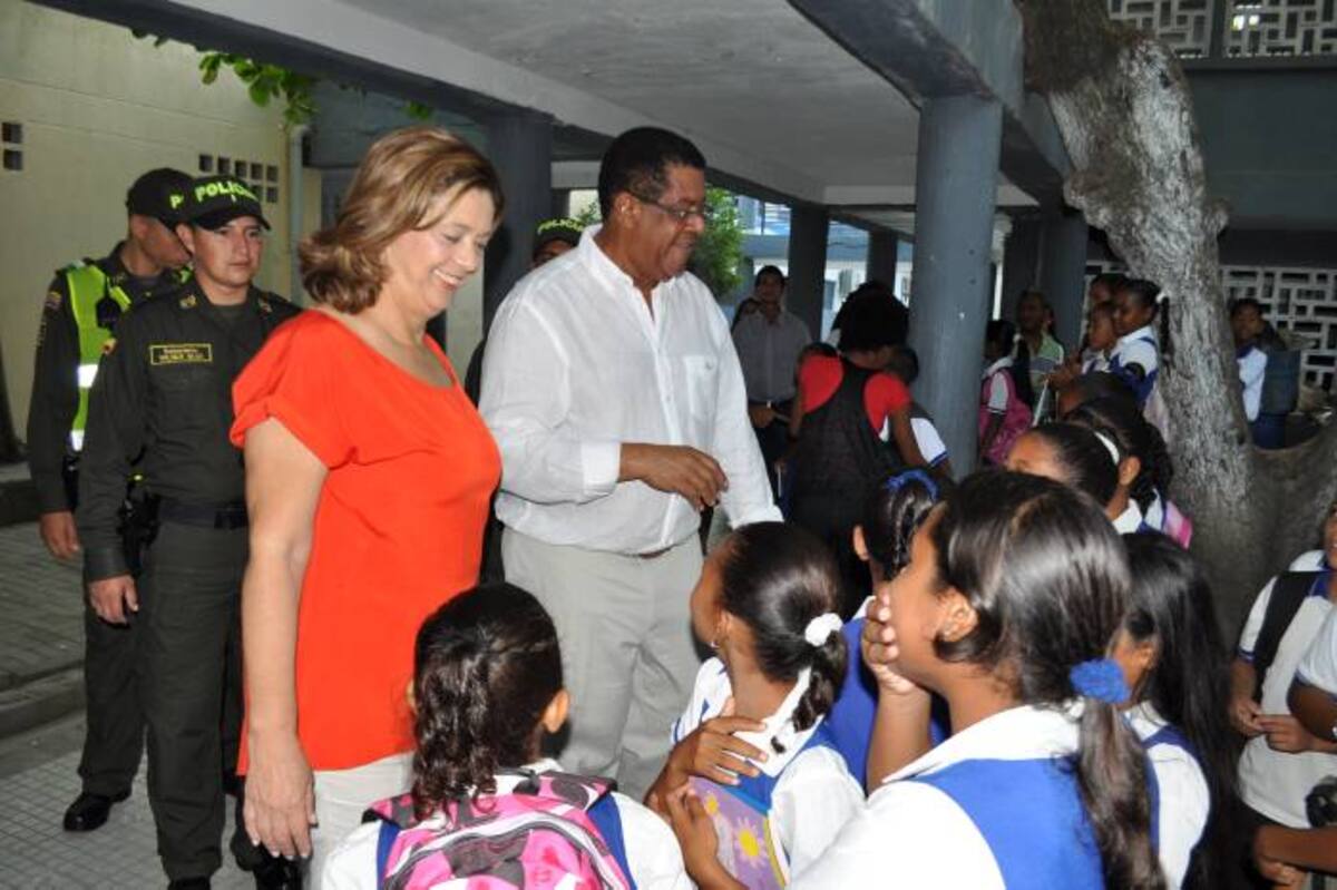 Rosario Ricardo Bray, secretaria de Educación Distrital, en compañía del alcalde Mayor, Campo Elías Terán. CORTESÍA