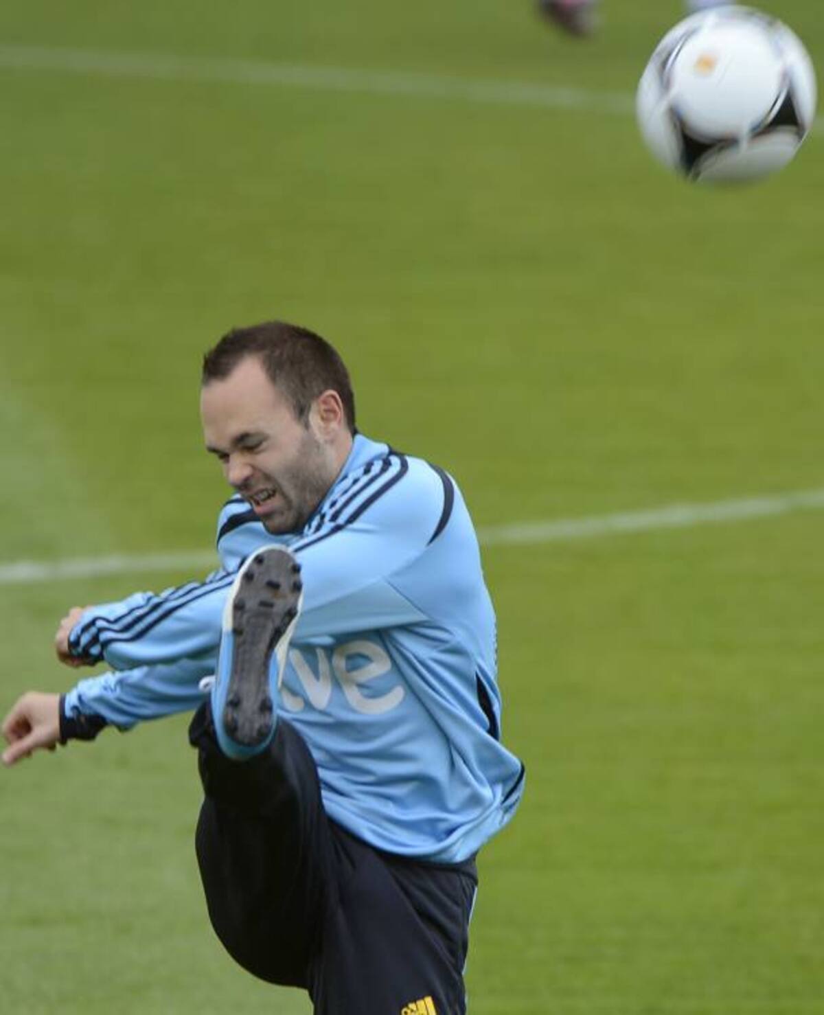 Andrés Iniesta, volante de España. AP