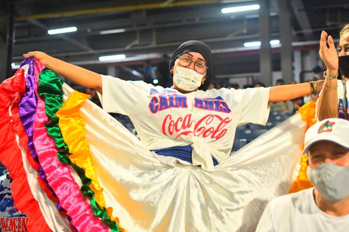 Polleras de cumbiamberas, marimondas y disfraces se unieron para bailar y celebrar el título de Caimanes. //Cortesía.