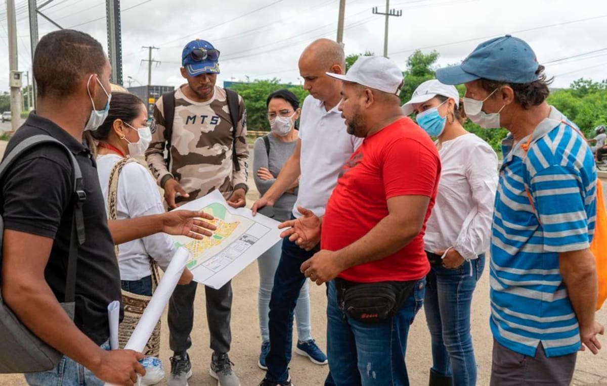 Miembros de la Junta de Acción Comunal de Policarpa y funcionarios de la Secretaría de Planeación en el recorrido de reconocimiento territorial. //Cortesía