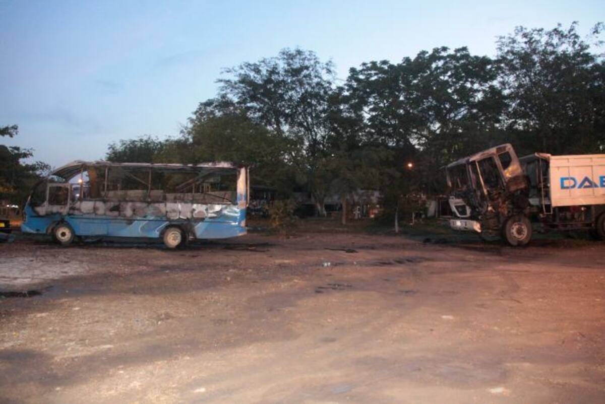 Incendio de buseta y volqueta en El Campestre NAYIB GAVIRIA AMADOR - EL UNIVERSAL