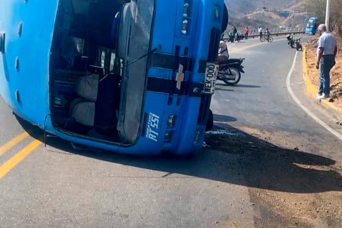 Bus de servicio público queda sin frenos, se estrella y deja 8 heridos