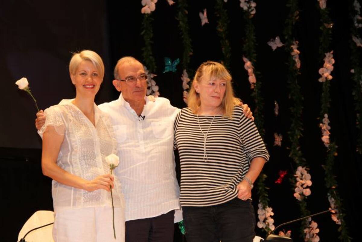 El abrazo entre Jody Williams, Humberto de la Calle y Claudia Gurisatti. Zenia Valdelamar-El Universal