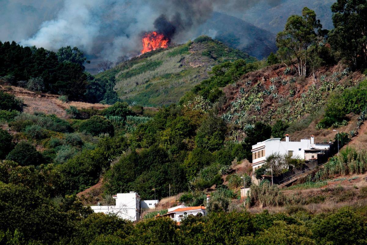Incendio en Islas Canarias de España hace huir a 8.000 personas