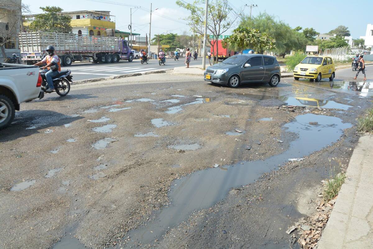 El flujo vehicular es lento en la zona. CORTESÍA