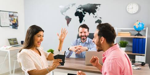 Trabajar en el exterior: guía para profesionales colombianos