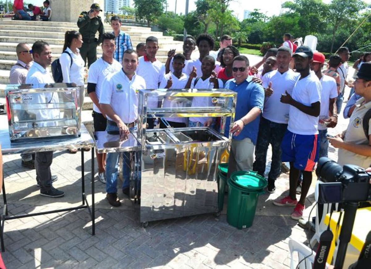El alcalde Manuel Vicente Duque (Derecha) y el secretario del Interior, Fernando Niño Mendoza (Izquierda) junto a los jóvenes beneficiados. //Cortesía.