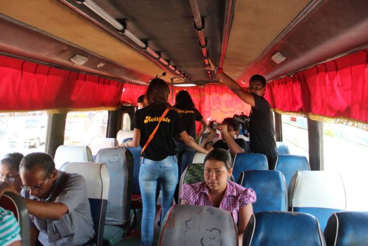 Los jóvenes estuvieron en los buses impartiendo la información. Alexandra Clavijo Guerra/ eluniversal.com.co