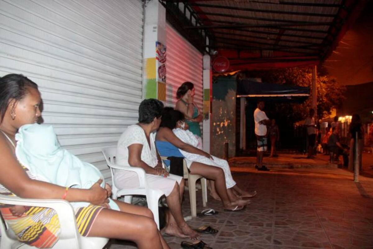 Los residentes de la transversal 24, pasaron la noche en la calle. Nayib Gaviria Amador