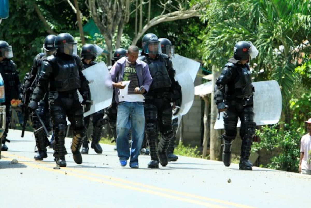 Algunas personas fueron retenidas momentáneamente para evitar que siguieran en la refriega. JULIO CASTAÑO BELTRÁN