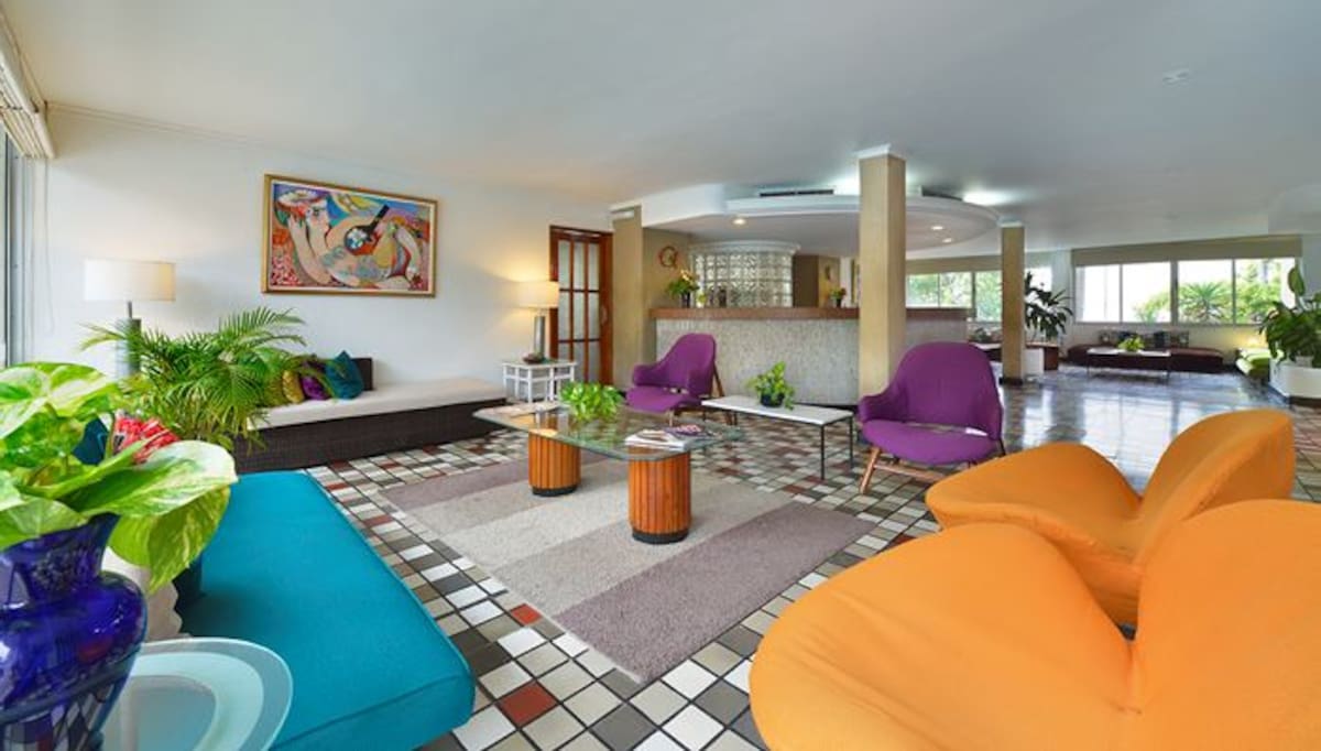 Hotel Bahía se encuentra situado en el barrio de Bocagrande, en un lugar estratégico a 100 metros de la playa y a 5 minutos de la ciudad amurallada.