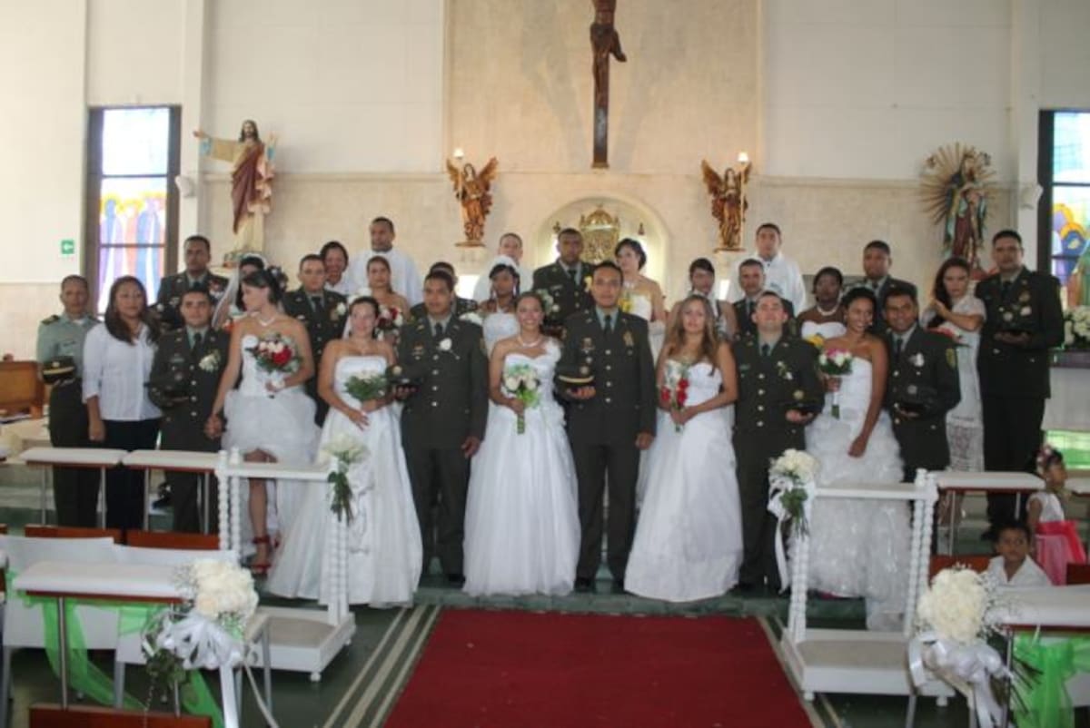 Matrimonios colectivos en la Policía Metropolitana de Cartagena.