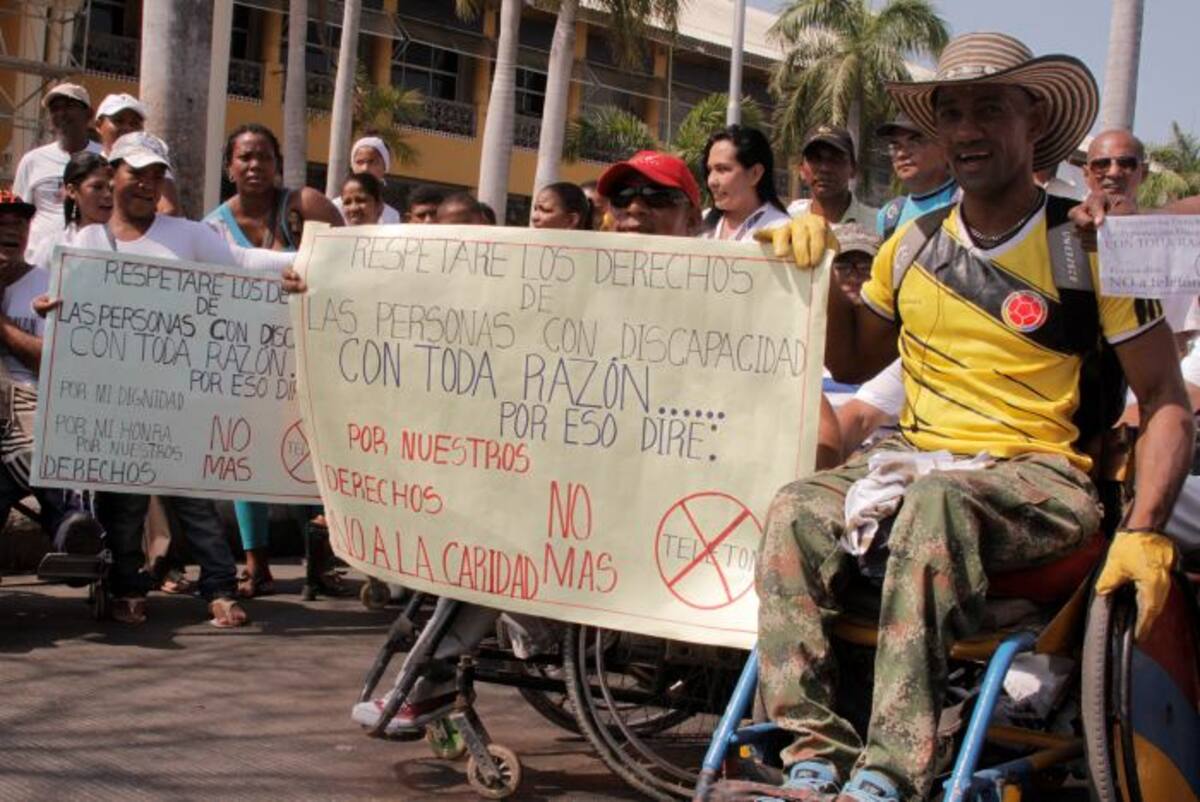 La protesta se inició a las 7:30 a. m. y finalizó a las 10 de la mañana al frete del Centro Comercial de La Castellana. Jairo A. Cárdenas A.