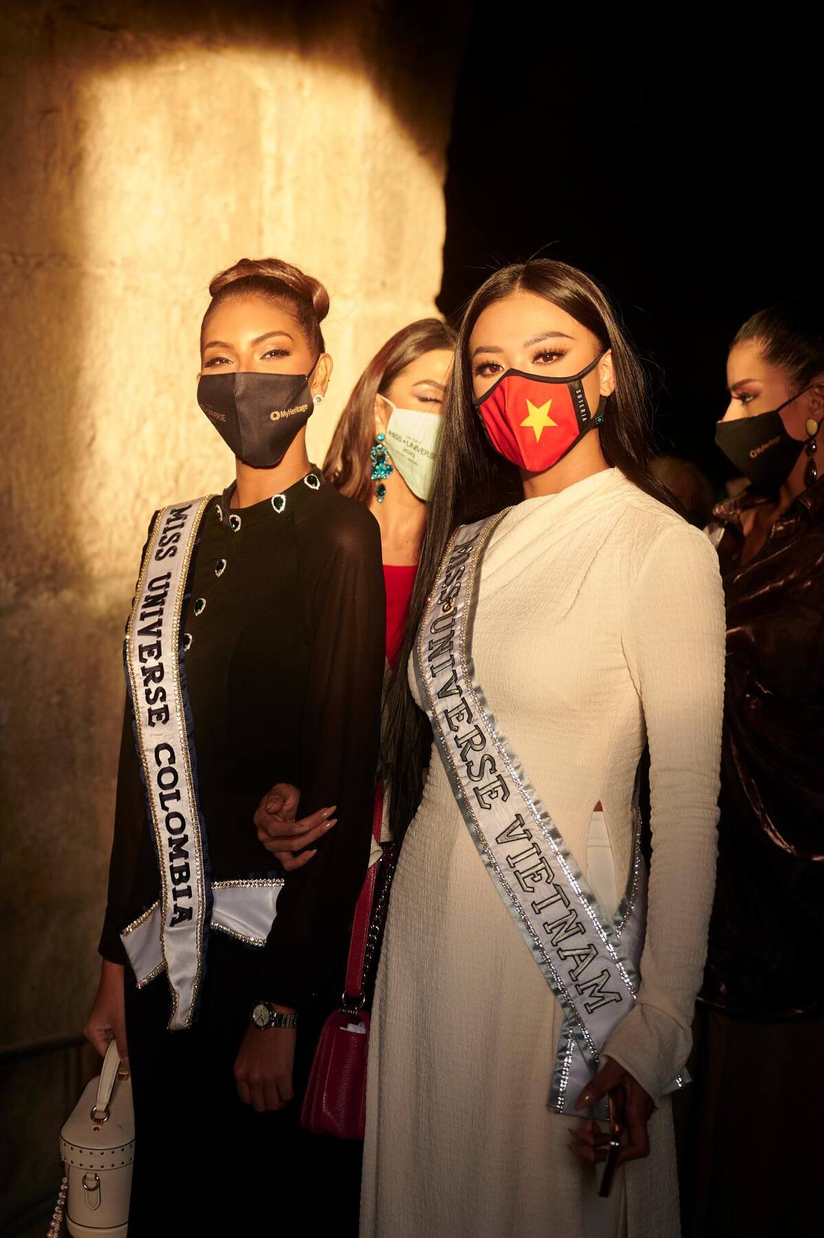 Valeria Ayos, Miss Universo Colombia 2021, y Kim Duyen Nguyen Huynh, Miss Universo Vietnam 2021, visitan la Torre de David en Jerusalén, Israel.//Foto: Miss Universe Organization.