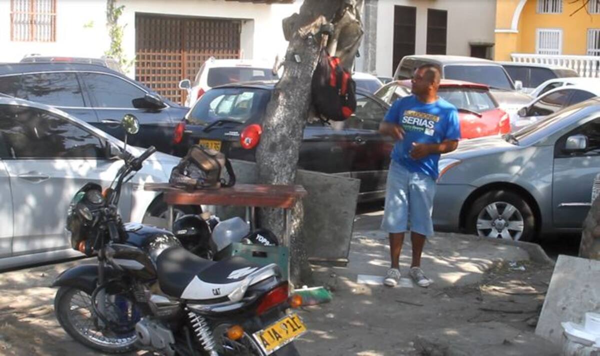 Tomás Lamadrid Caro cuida desde hace 34 años los vehículos de las personas que trabajan en el Centro Histórico. El Universal