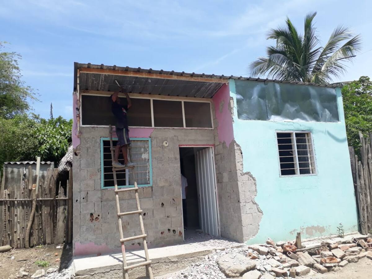 La propietaria de esta casa, a seis metros del río, ordenó que la tumbaran para rescatar todo lo que puedan, antes de que el Magdalena se la lleve. Lila Leyva Villarreal