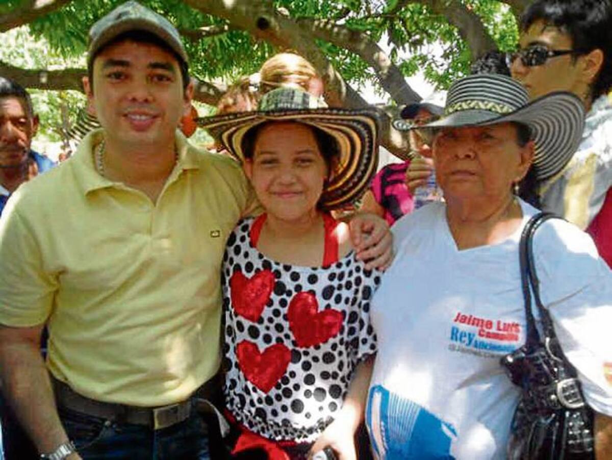 Mélida Galvis en compañía del concejal Omar Lozano y de la mamá de Lucho Campillo.