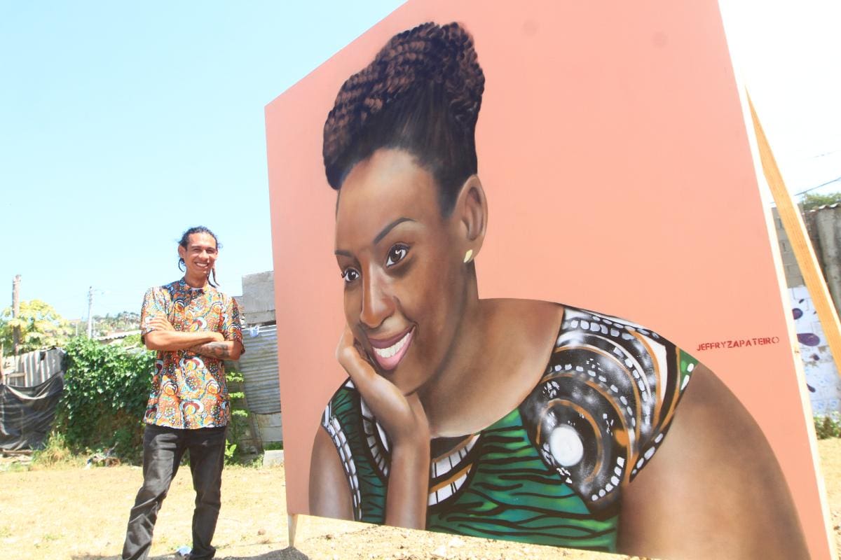 Jeffry, junto a su retrato de Chimamanda Ngozi.//Foto: Julio Castaño - El Universal.