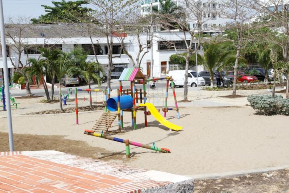 Los 1.100 metros lineales del paseo peatonal se intervinieron con una inversión que supera los 1.200 millones de pesos, gestionados por la Alcaldía de la Localidad 1. Kailline Giraldo