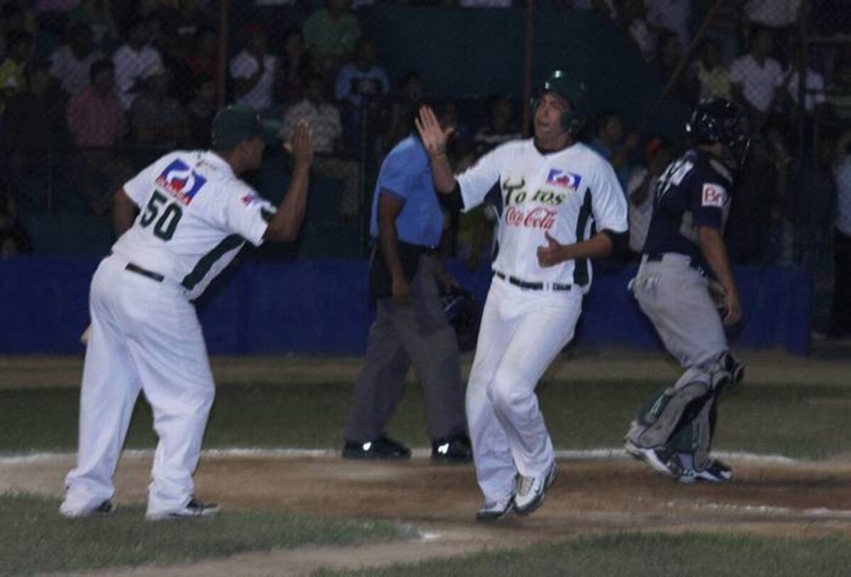 Toros de Sincelejo venció con marcador de 3 carreras por 1 al conjunto Leones de Montería, que pese a martillar tres hits más que el elenco ganador, no pudo ligar sus inatrapables.