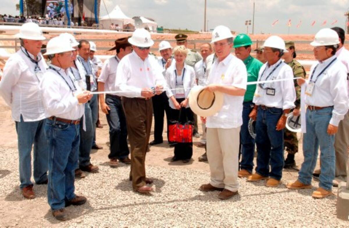 El corte de la cinta con que se inauguró el Oleoducto de los Llanos Orientales, en Puerto Gaitán, Meta. El presidente Uribe y el ministro de Minas y Energía, Hernán Martínez Torres participaron del evento.