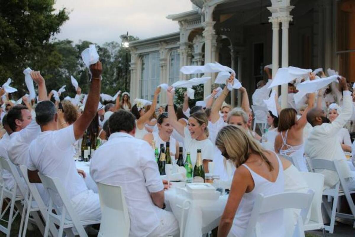 En la actualidad se desarrolla en 80 ciudades de distintas partes del mundo, siendo Cartagena la primera ciudad en Colombia en lograr el aval de sus creadores para empezar a realizarla. Le Dîner en Blanc