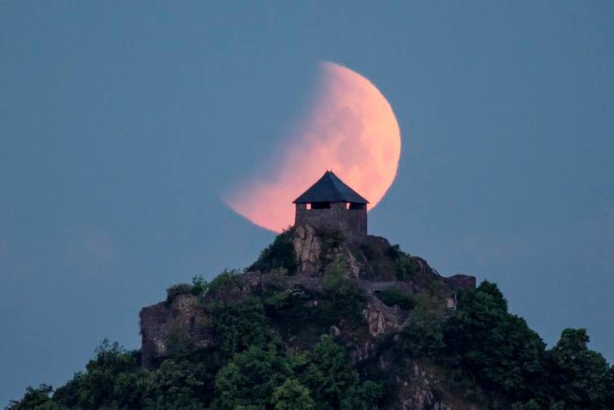 Así se vio el eclipse lunar desde Hungría. // EFE