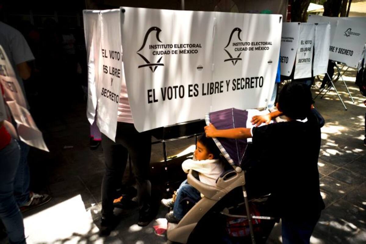 Pese a la hora oficial de cierre, el Instituto Nacional Electoral (INE) señaló que las urnas dejarán de recibir votos hasta que la última persona que se encuentre en la fila ejerza el sufragio. AP