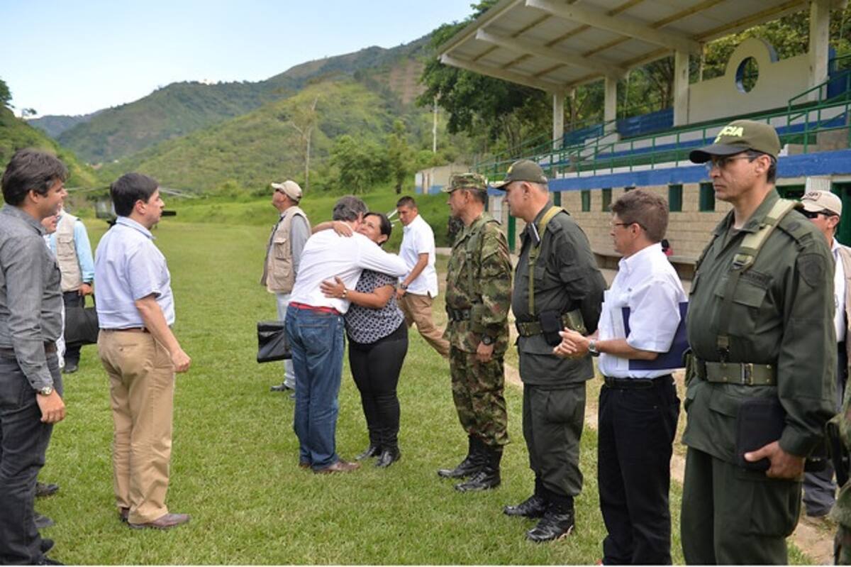 El presidente Santos demostrando su apoyo a los familiares de las víctimas de Salgar. FOTO: COLPRENSA